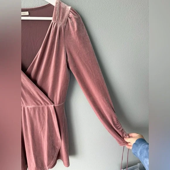Urban Outfitters blush mauve Goldmine Velvet Surplice Romper Women’s sz S - Picture 4 of 10